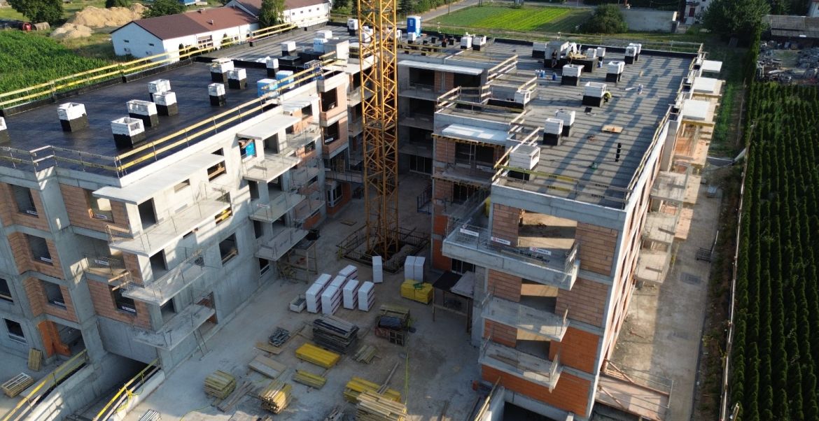 Wykonujemy pokrycie dachów i wstawiamy stolarkę okienną.